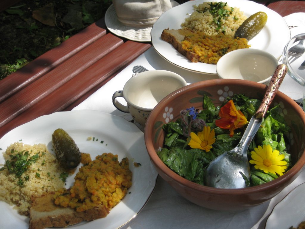 Wegetariański posiłek - pieczeń z selera z sosem z soczewicy i surówką z kwiatów