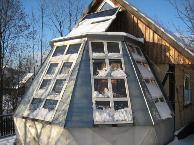 Domek gliniano-słomiany zimą